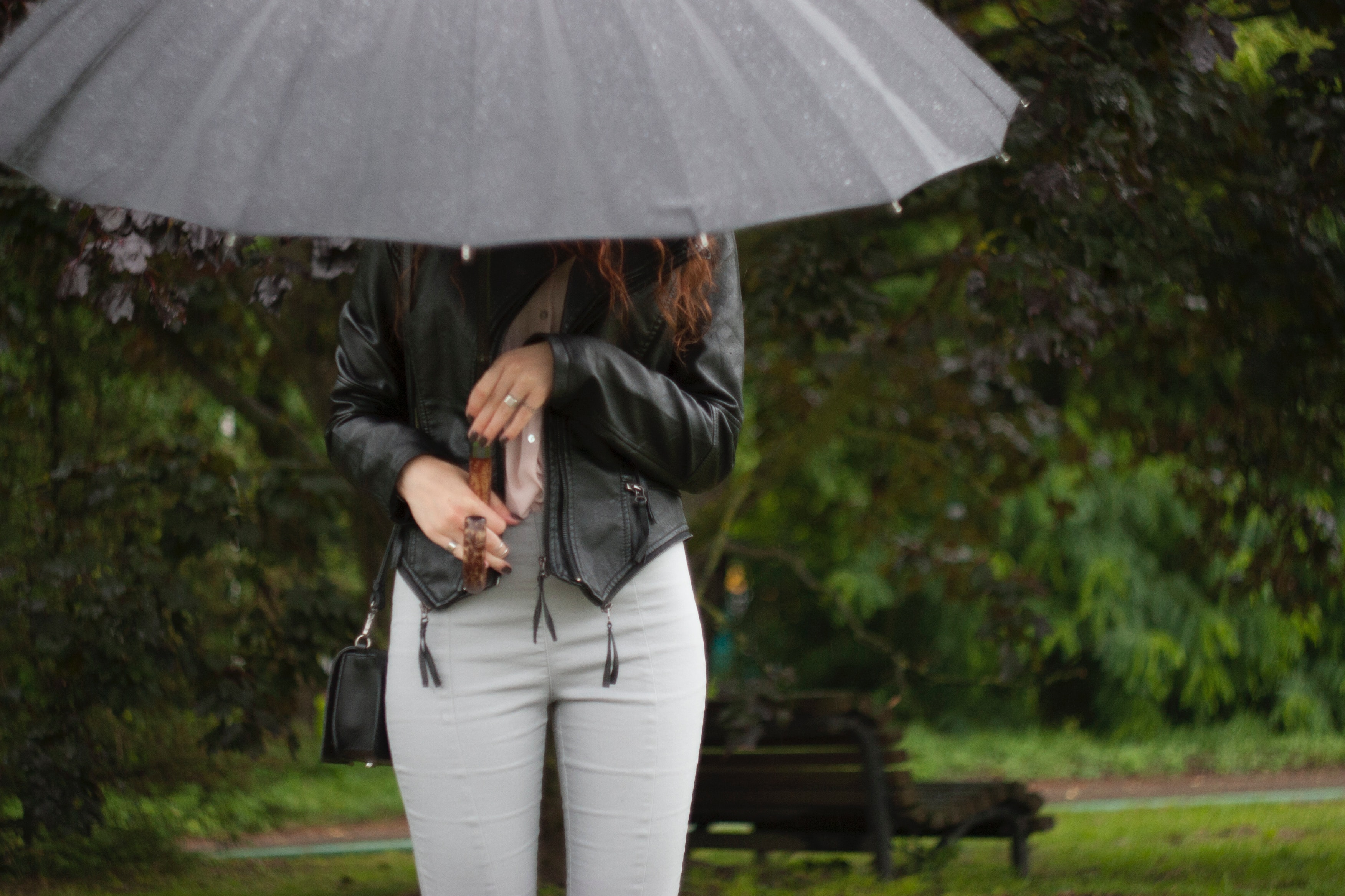 Дождь без перерыва. Девушка под дождем. Девушка с зонтом. Девушка без зонта. Девушка под зонтом.