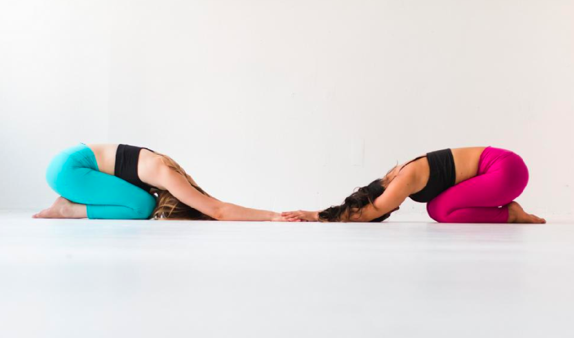 poses de yoga en pareja pose del niño