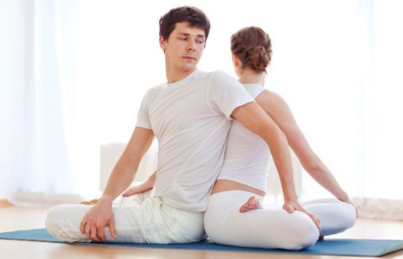 poses de yoga en pareja para principiantes