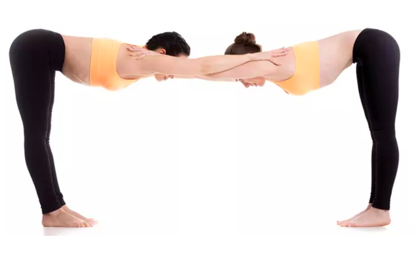 poses de yoga en pareja para ejercitar la espalda