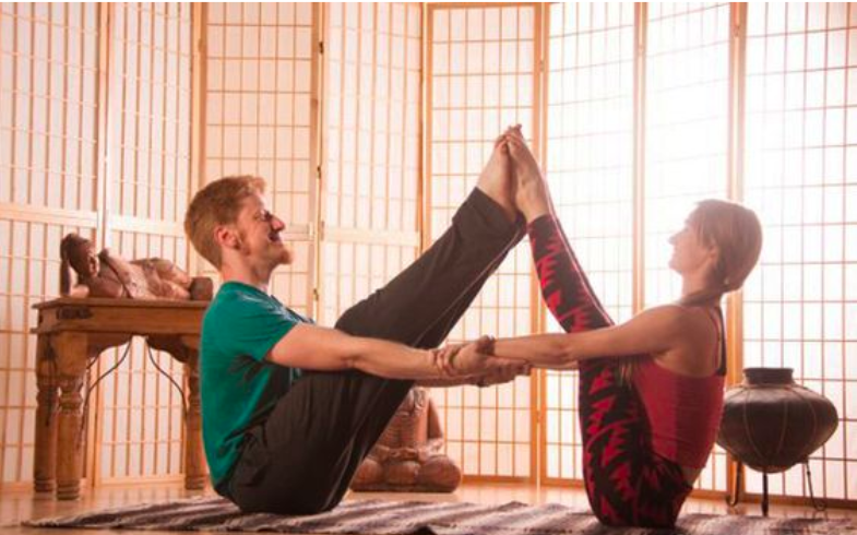poses sencillas de yoga en pareja