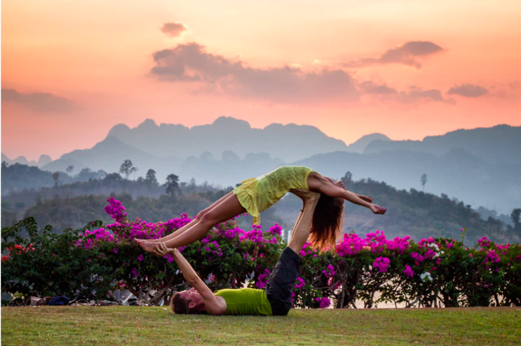 poses de yoga en pareja